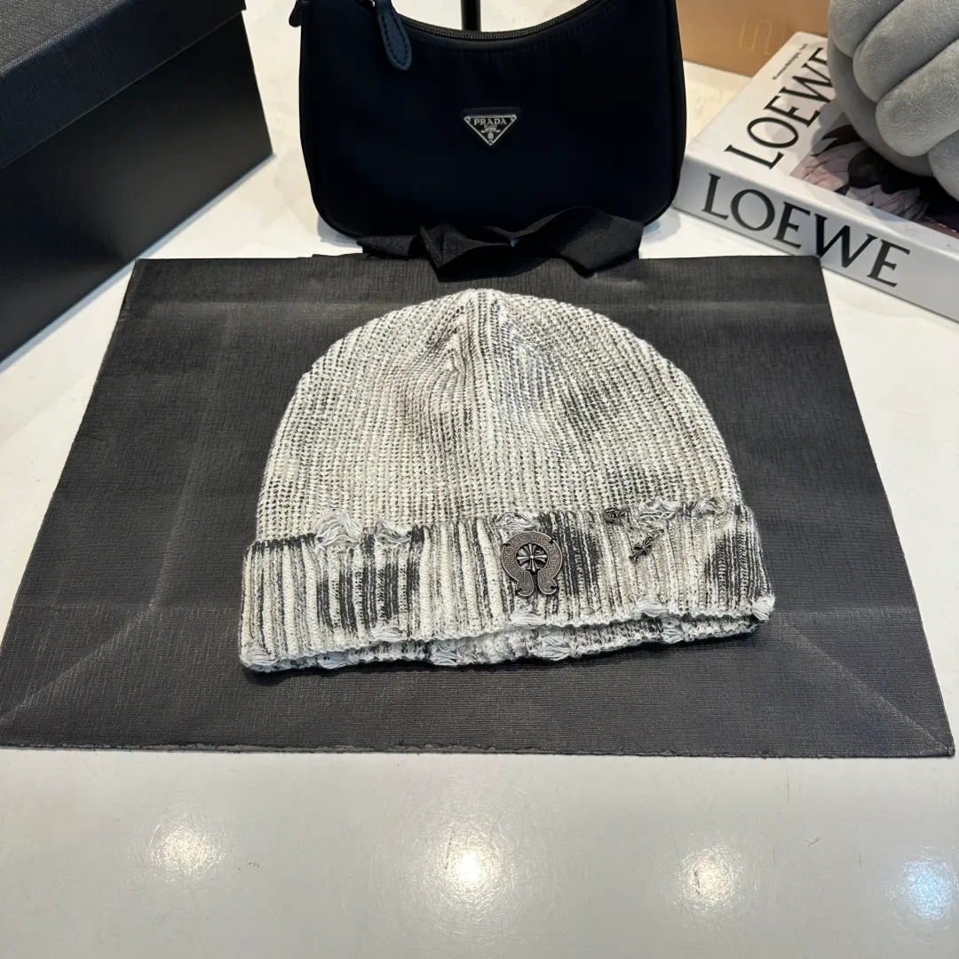 P60 Crow Heart Autumn and Winter Wool Knitted Beanie This must be the favorite of minimalism. It is clean, neat, fashionable and versatile, and will definitely not be picky about your face shape! A fashionable classic that lasts forever! Fashionable black and white can be purchased together